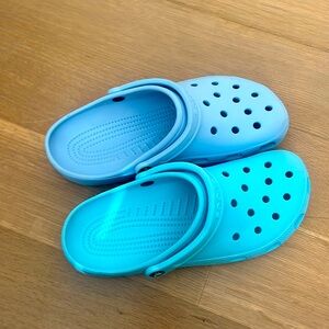 Size 10 men’s mismatched blue crocs